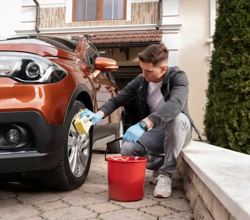 Lavage auto à domicile Château-Gontier-sur-Mayenne : professionnel intervenant sur un véhicule